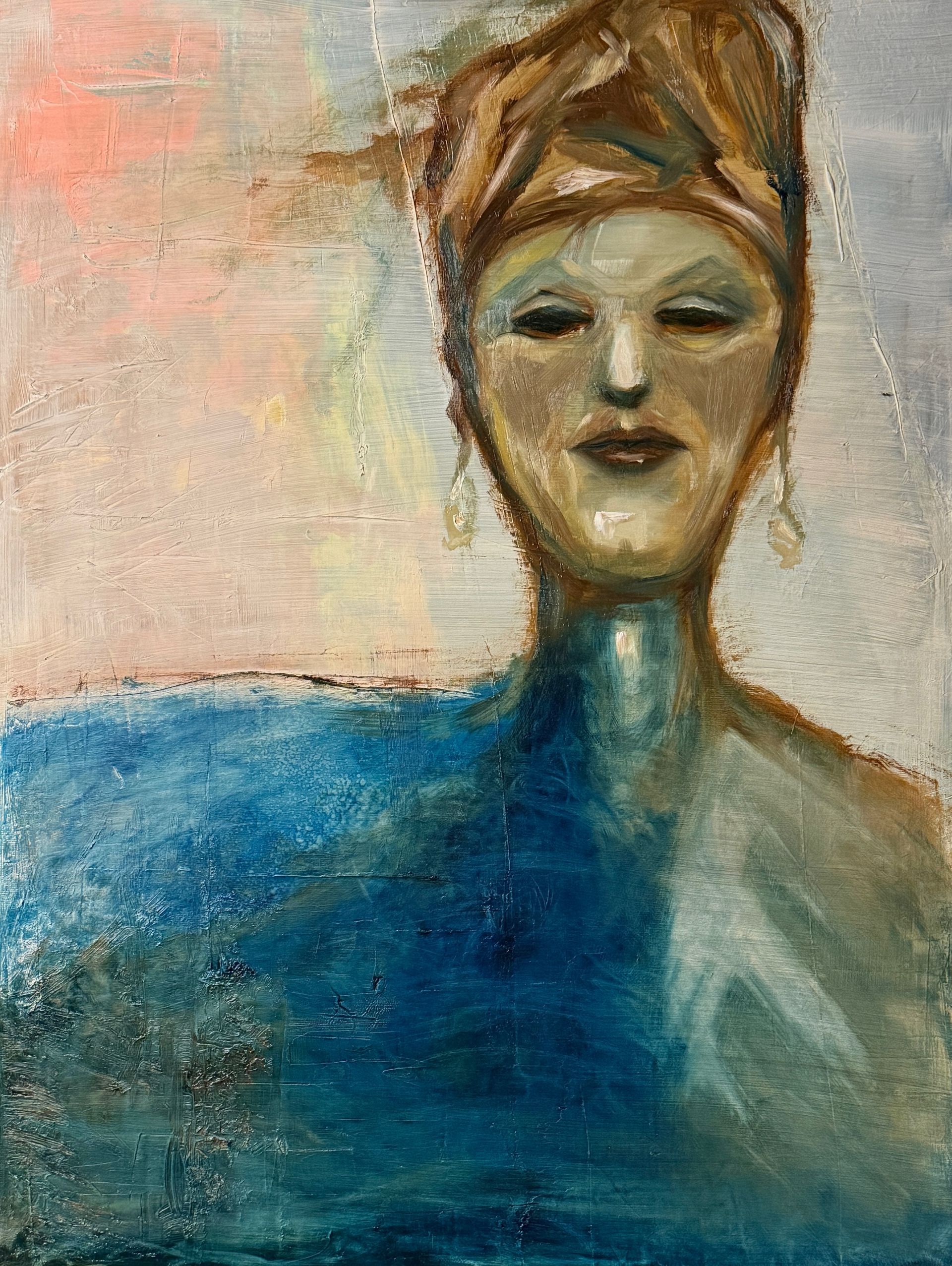 Abstract portret van een persoon in blauwe en gouden tinten tegen een lichte achtergrond.