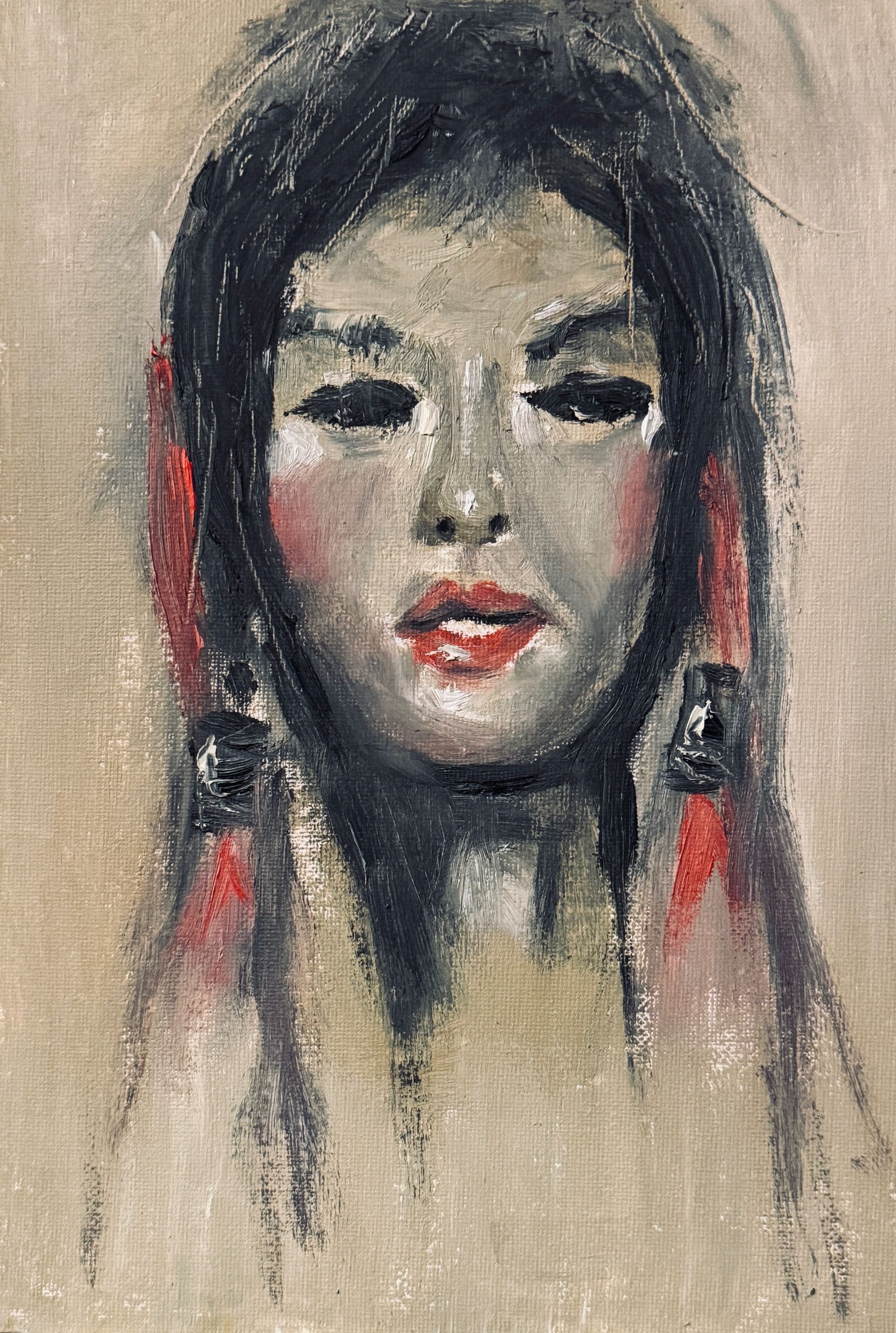 Geschilderd portret van een gezicht met donker haar, rode lippen en rode accenten bij de oren op een beige achtergrond.