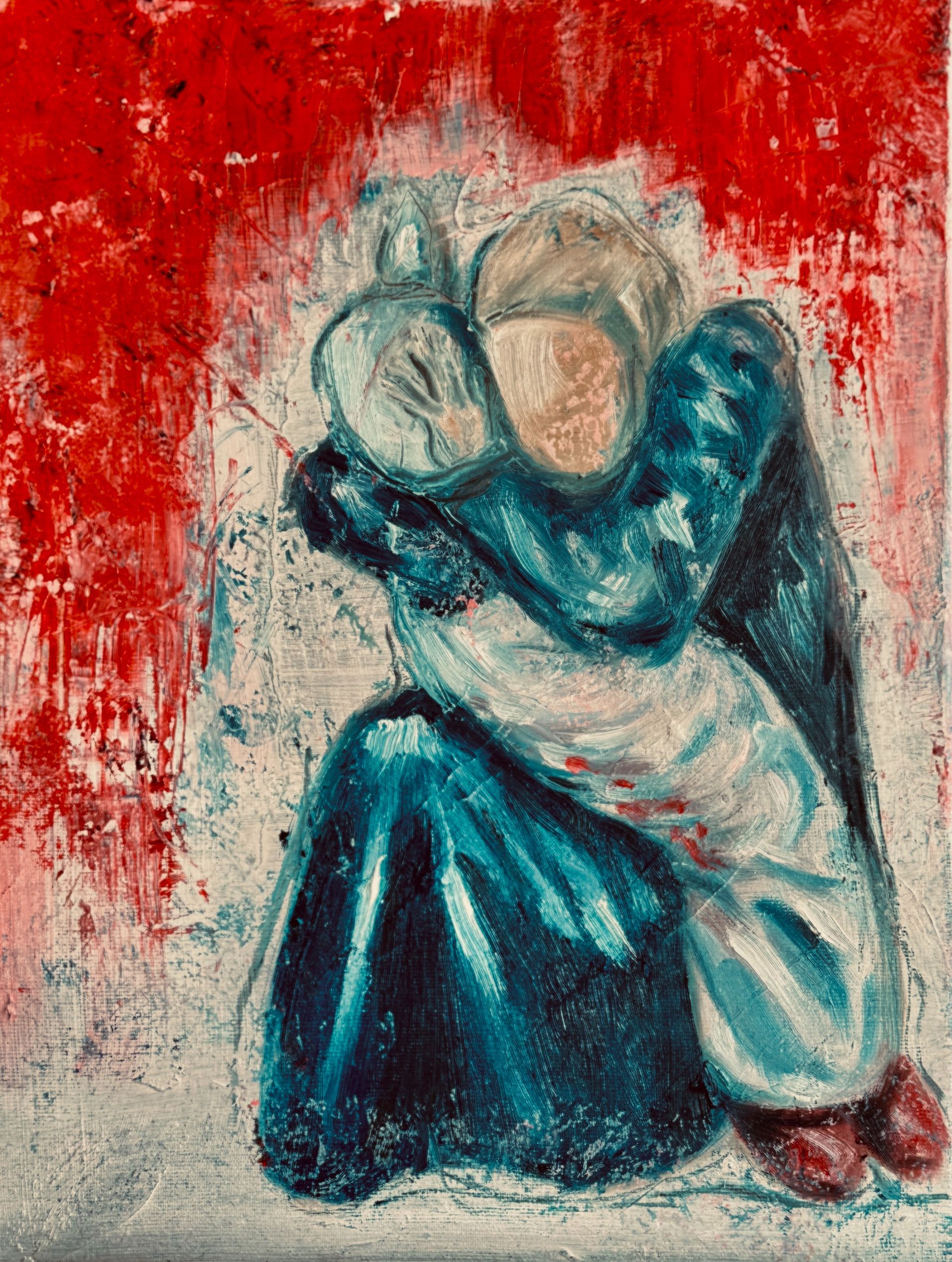 Twee figuren in blauwe gewaden omhelzen elkaar tegen een ruwe rood-witte achtergrond.