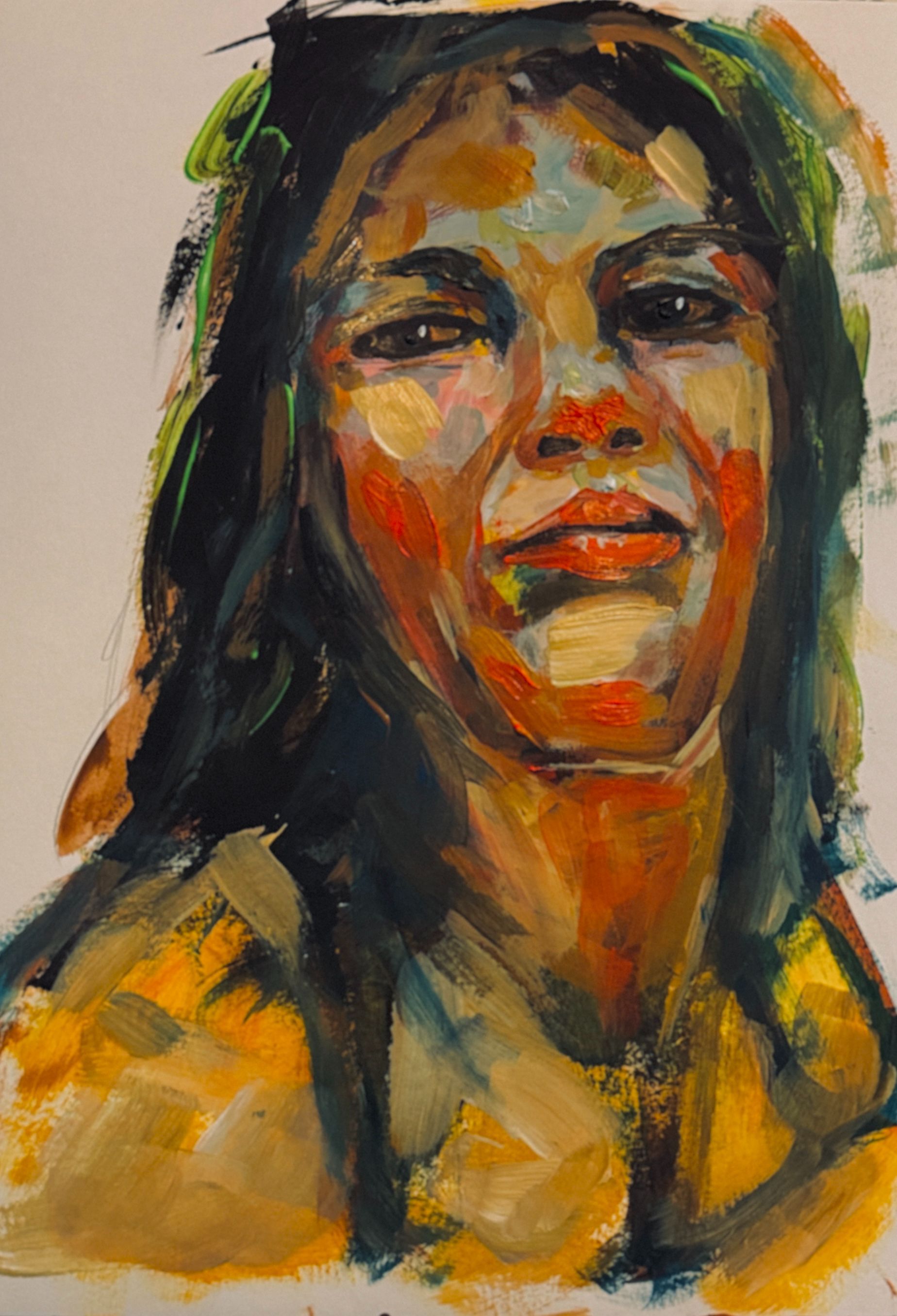 Abstract portret van een lachend persoon met donker haar, geschilderd met krachtige oranje, gele, zwarte en blauwe penseelstreken.