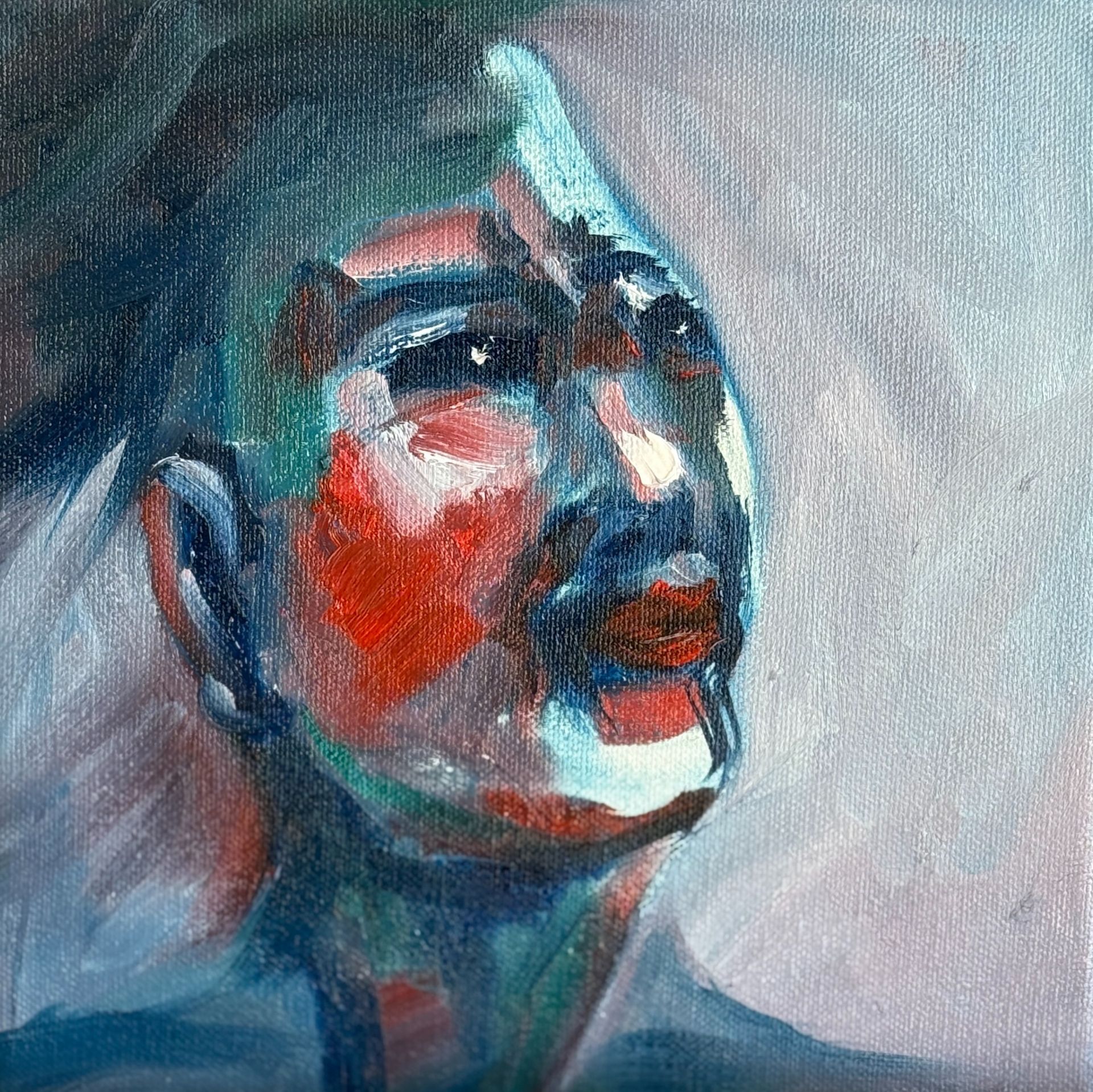Abstract portret van een persoon in profiel met rode en blauwe penseelstreken op een gestructureerde achtergrond.
