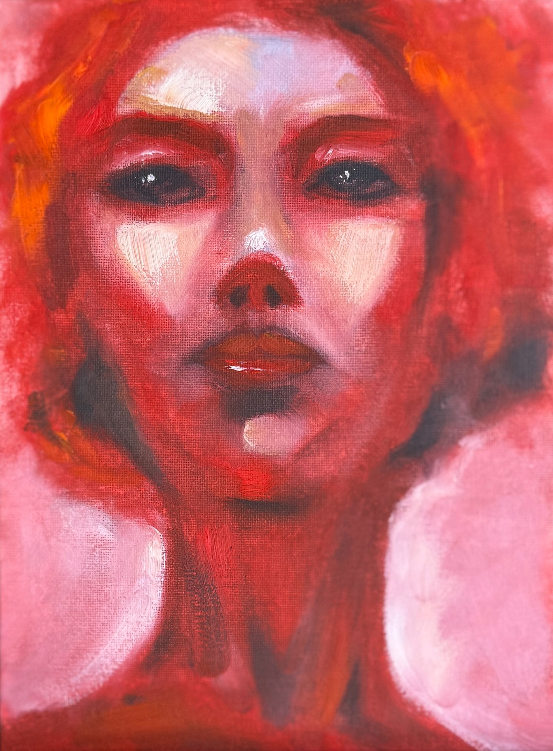 Abstract portret van een gezicht in rode en roze tinten, met een gecentreerde blik en schilderachtige penseelstreken.