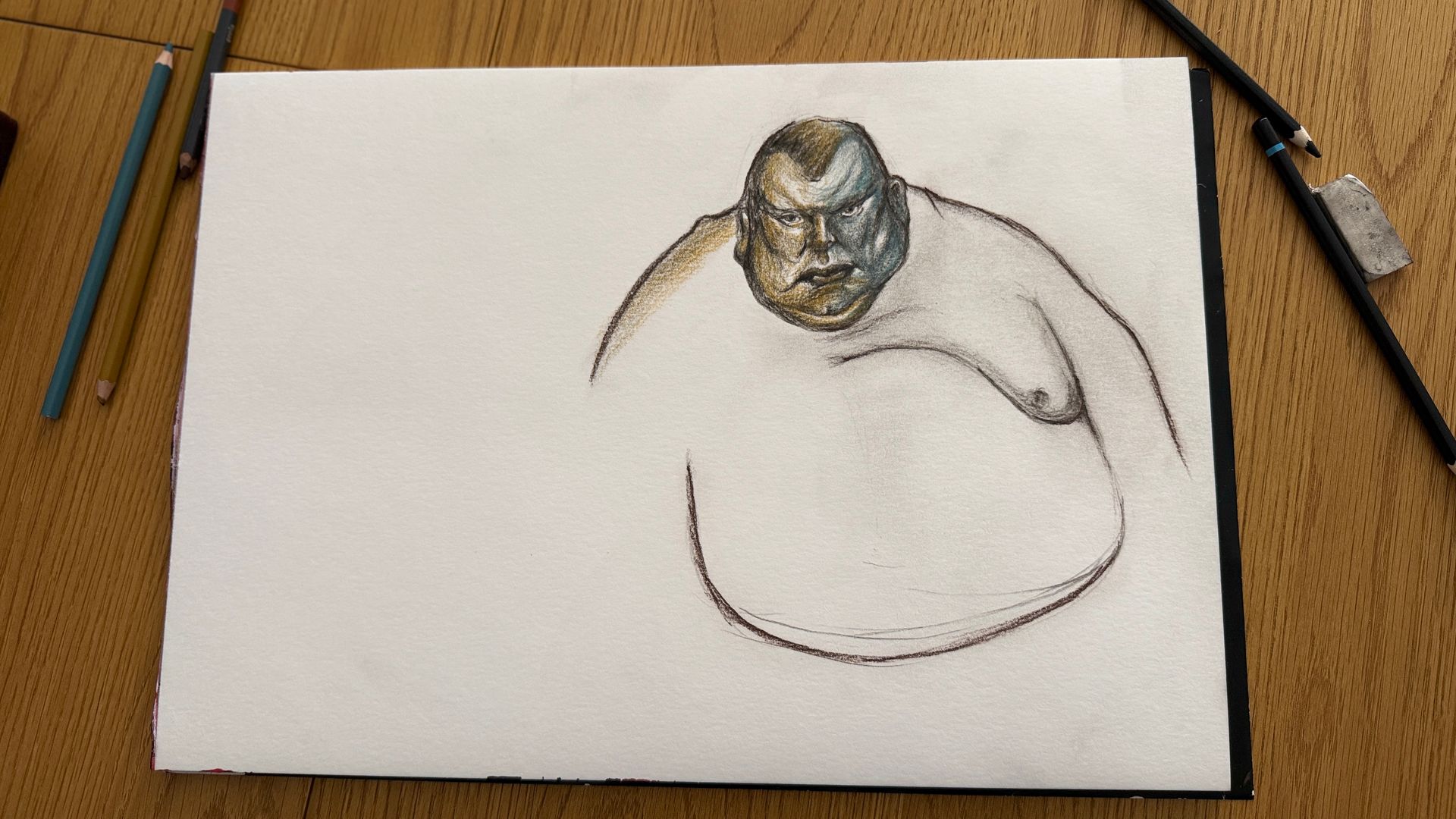 Schets van een buste op wit papier, met potlood en stift, op een houten bureau.
