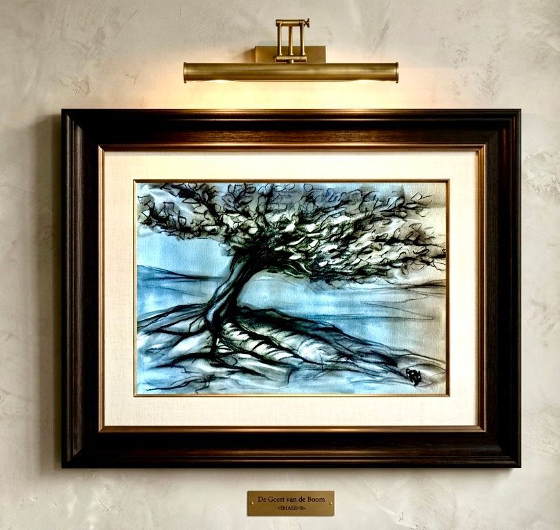 Ingelijst landschapsschilderij van een door de wind geteisterde boom boven de wortels, met een gouden plaquette aan een beige muur.