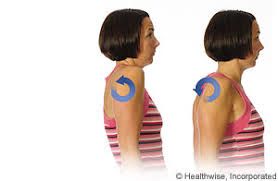 A woman is standing in front of a white background with a blue arrow on her shoulder.