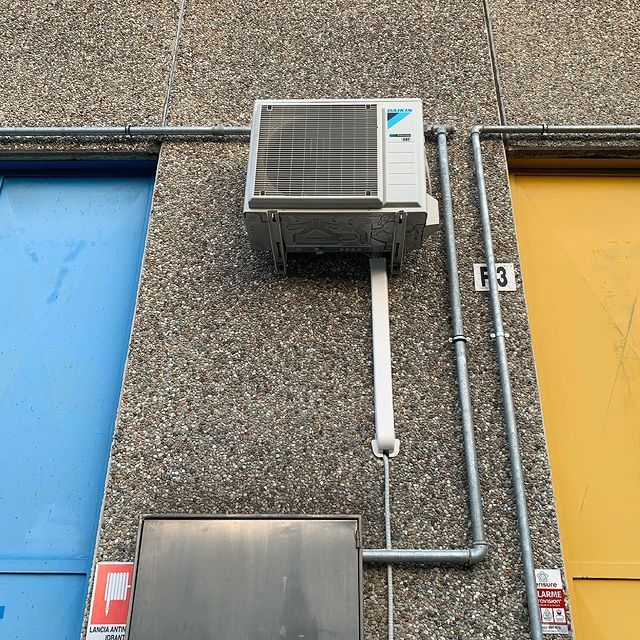 Un condizionatore d'aria montato sul lato di un edificio