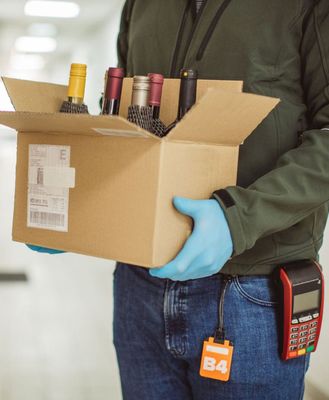 una scatola con bottiglie di vino