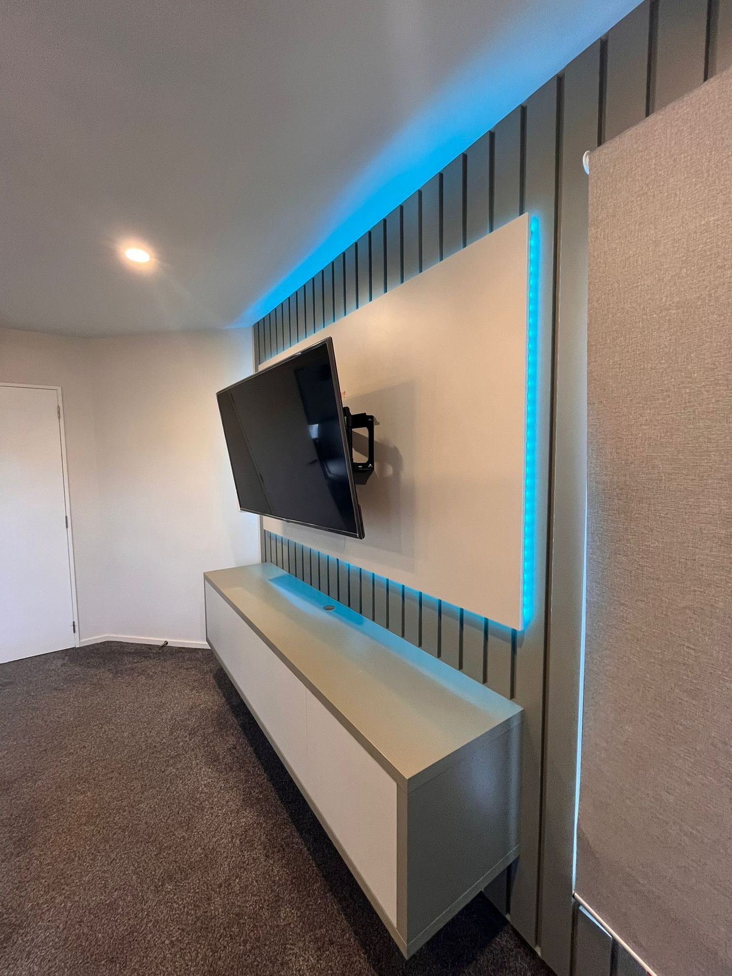 A room with a flat screen tv mounted on the wall.