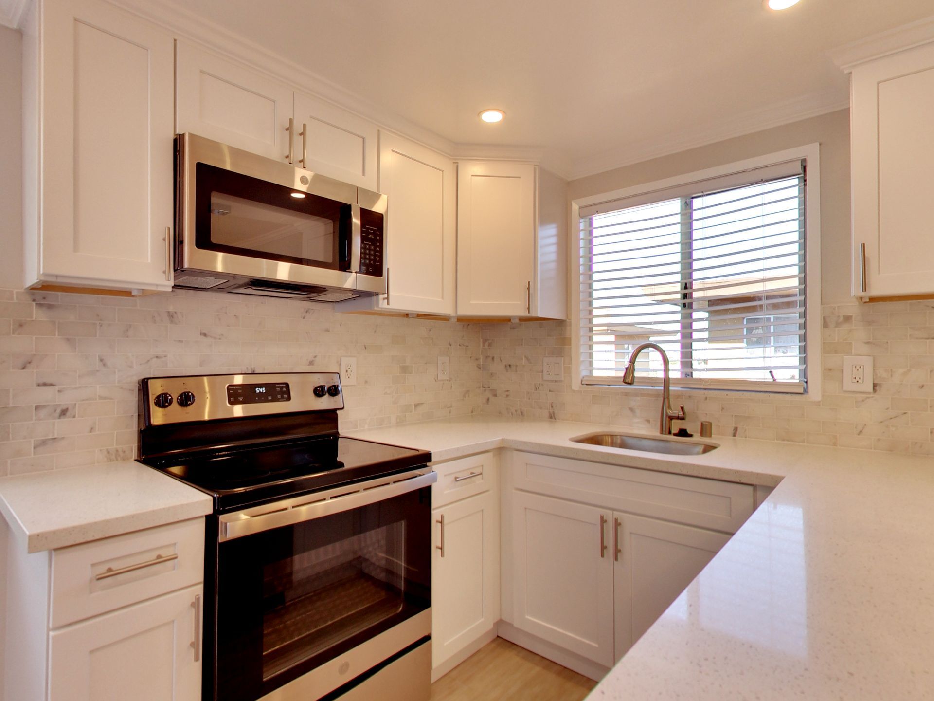 KITCHEN WITH BREAKFAST NOOK