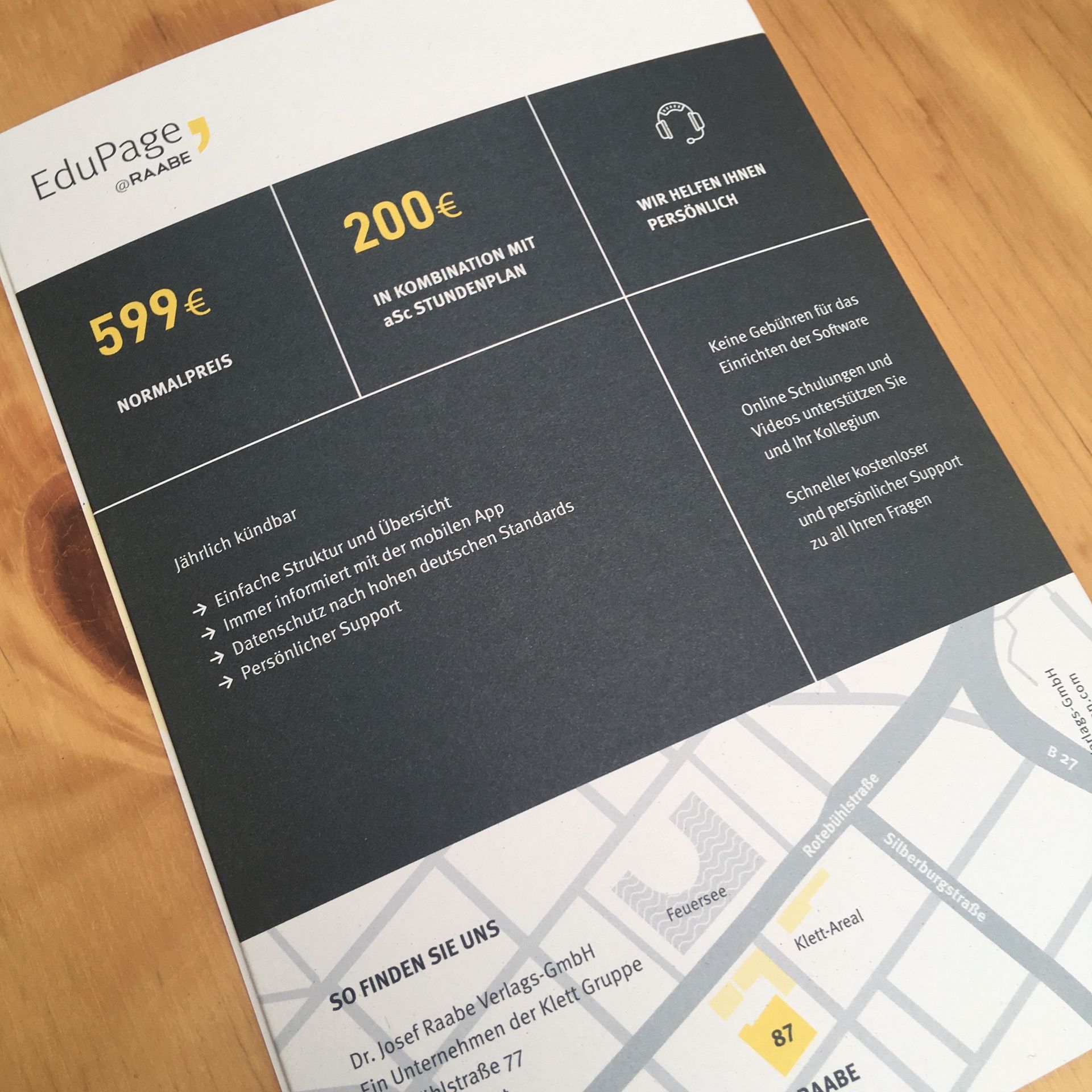 EduPage-Flyer Rückseite in Anthrazit mit den Infos über Preise und Kontaktdaten.