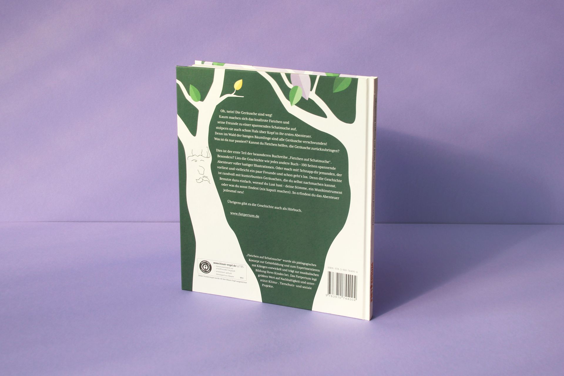 Rückseite des Buchcovers mit dunkelgrünem Hintergrund und weißen Bäumen mit bunten Blättern.