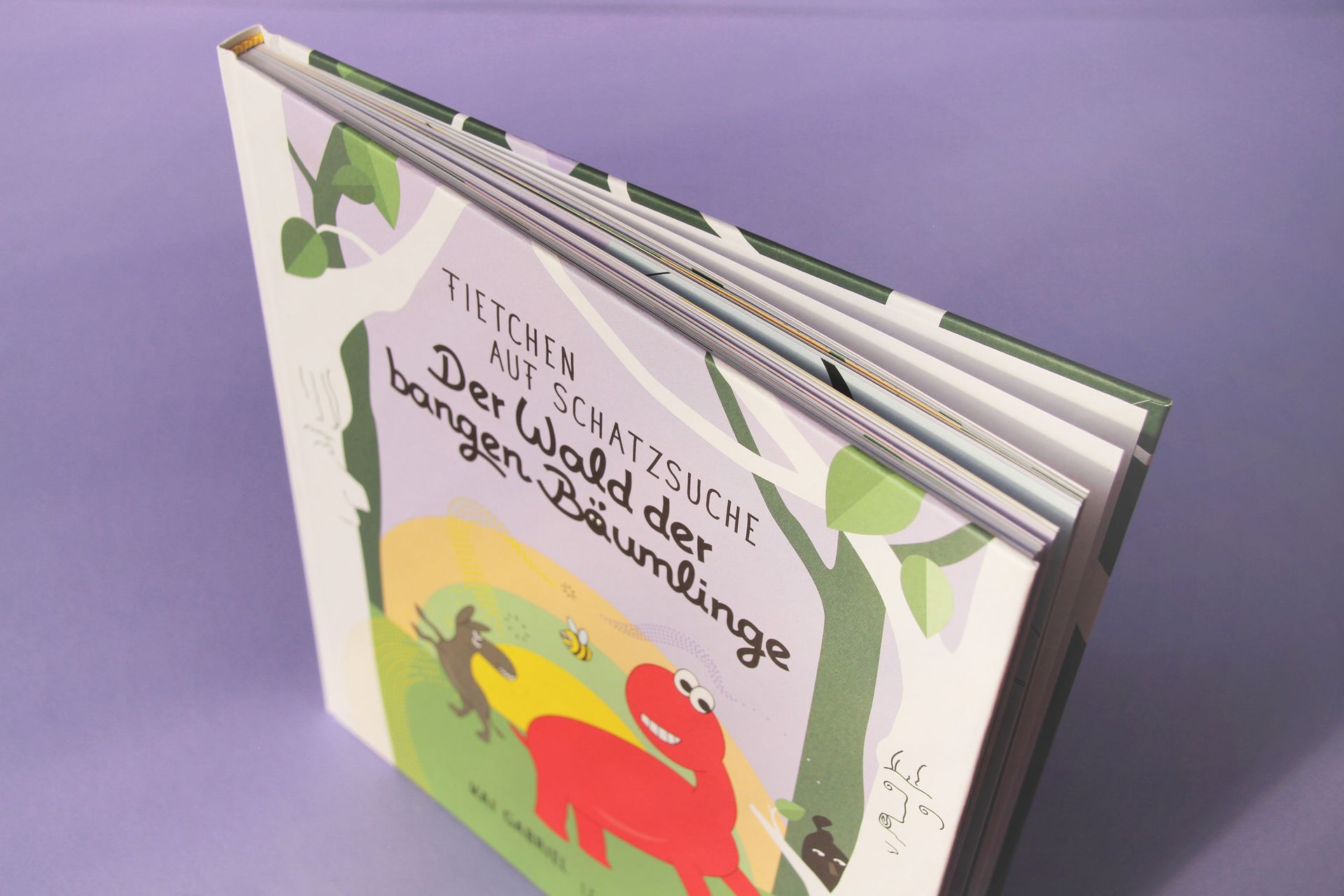 Auf dem bunten Buchcover wird der knallrote Fietchen und seine Freunde, die Hummel und der Esel vorgestellt.