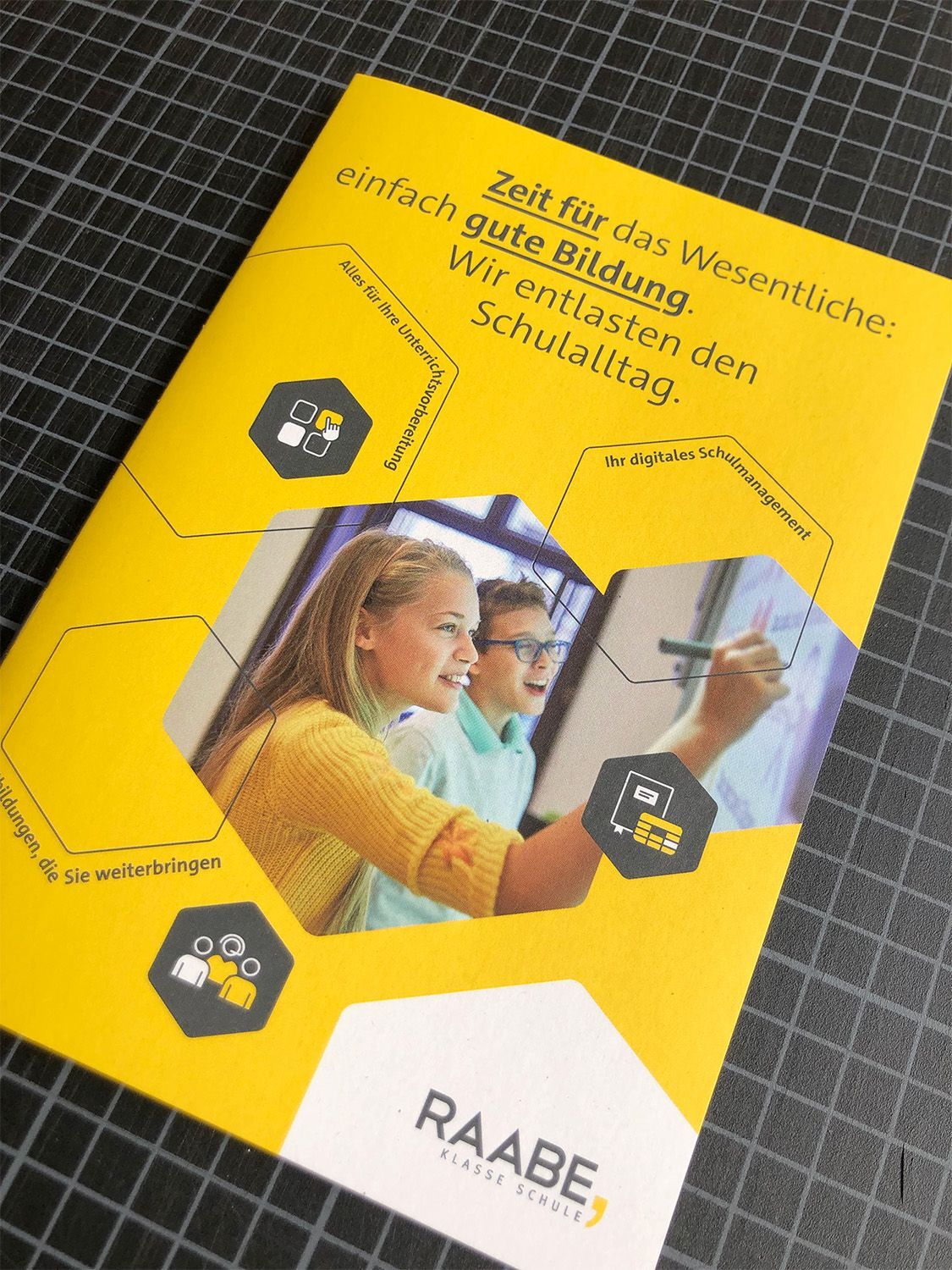 EduPage-Flyer Rückseite EduPage-Flyer Rückseite in Anthrazit mit den Infos über Preise und Kontaktdaten.