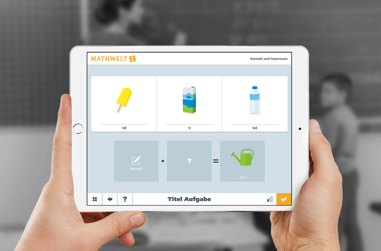 iPad zeigt einen Screenbeispiel der Lernapp, während im Hintergrund unscharf eine Lehrerin und ein Schüler vor der Tafel stehen.