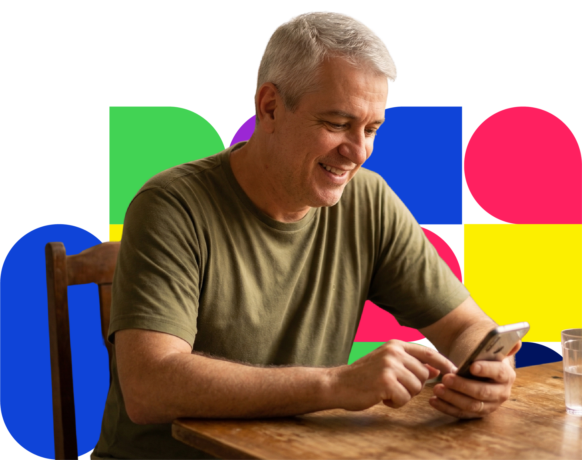 Homem usando laptop, sorrindo, com uma questão de teste exibida; um círculo verde de progresso mostra 92% de conclusão.