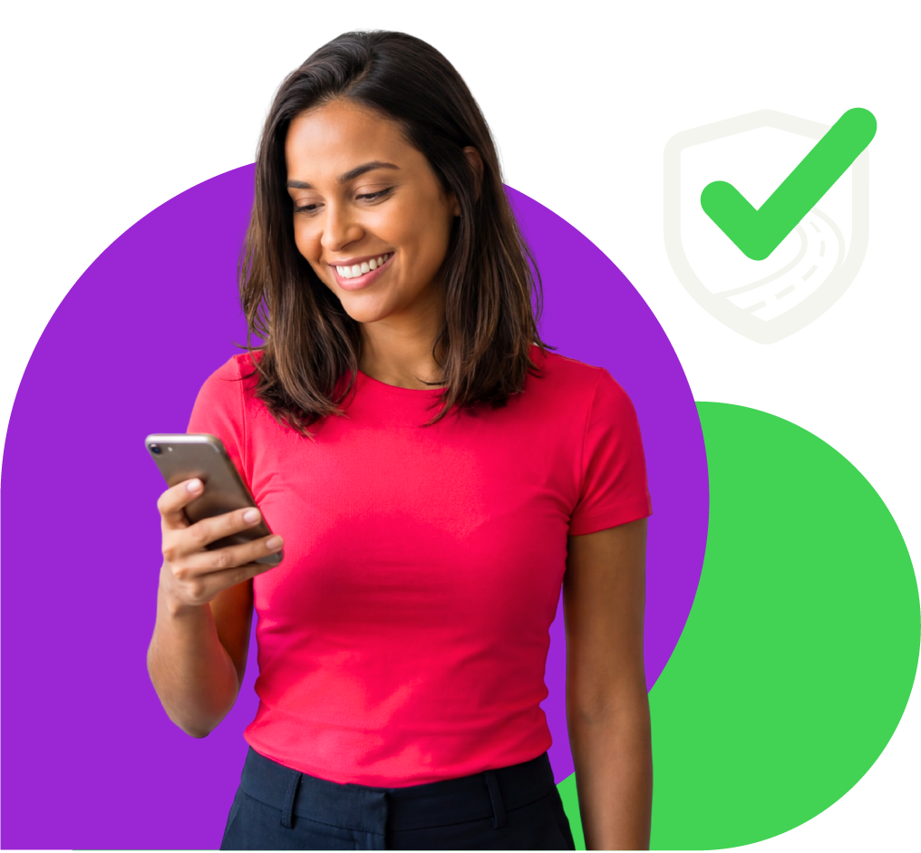 Uma mulher sorri enquanto olha para um celular. Formas roxas e verdes a emolduram, com um ícone de escudo.