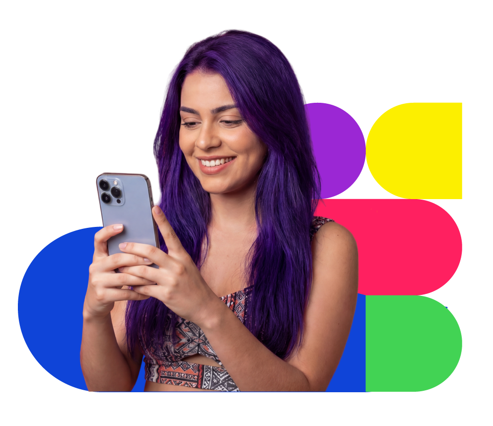 Mulher de cabelos roxos sorrindo enquanto usa um smartphone, cercada por formas geométricas coloridas.