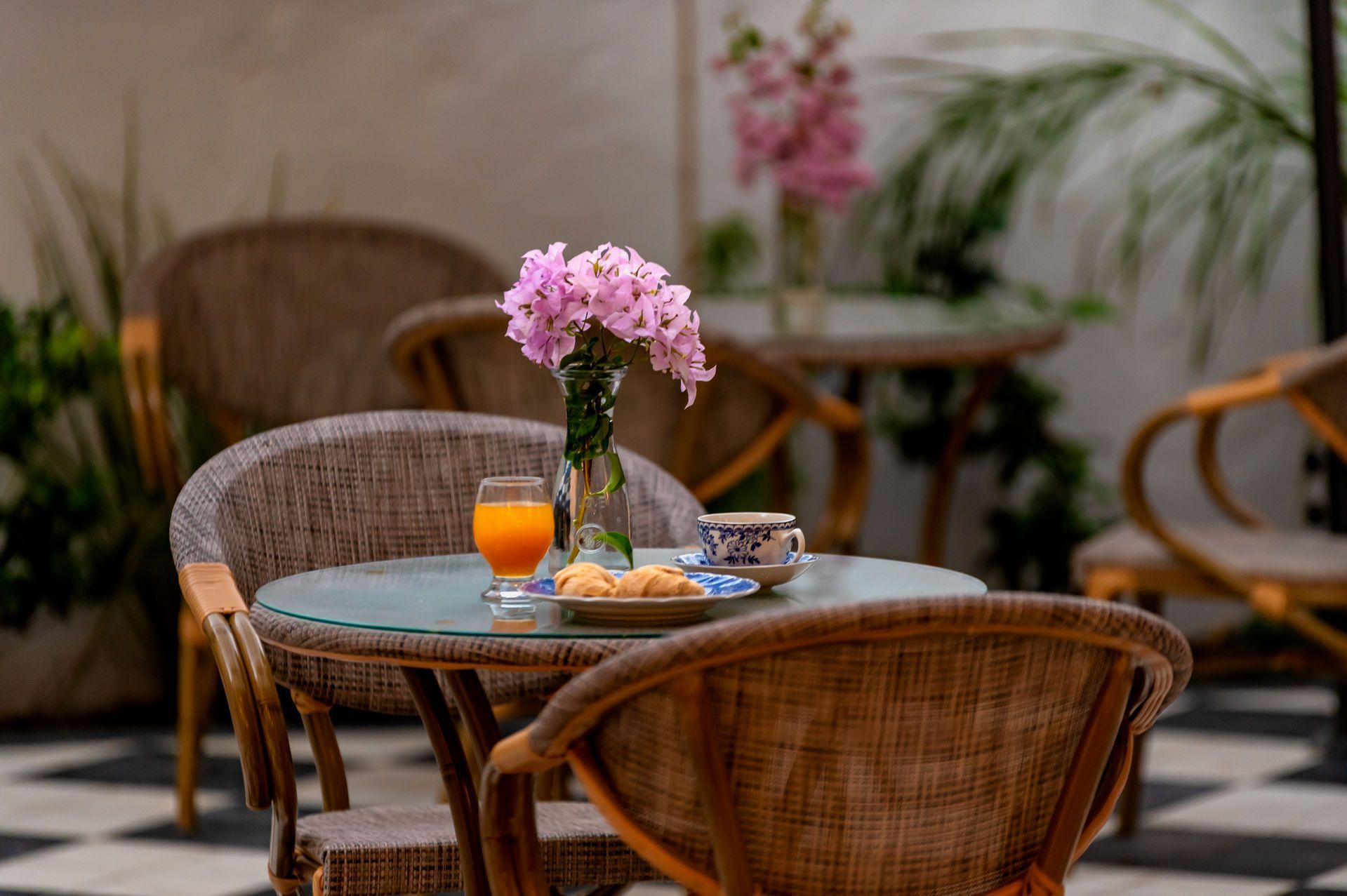 Una mujer en bikini está parada junto a una piscina.