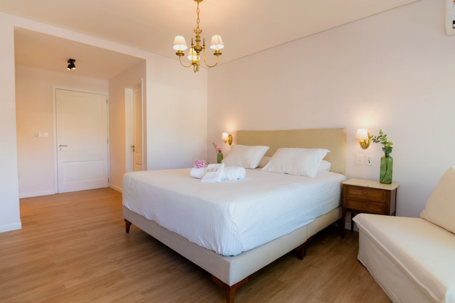 Una gran piscina rodeada de tumbonas y sombrillas.