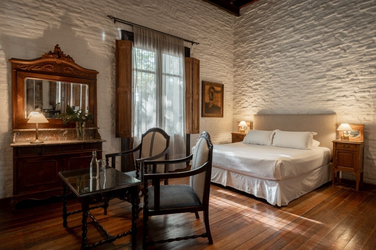 En medio de la habitación hay una cama grande.