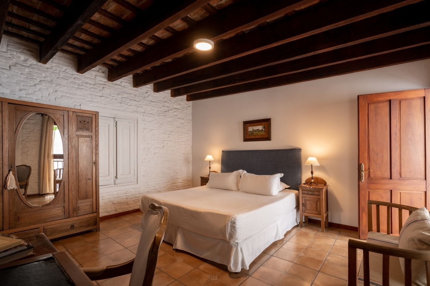 Un dormitorio con dos camas y ventana.