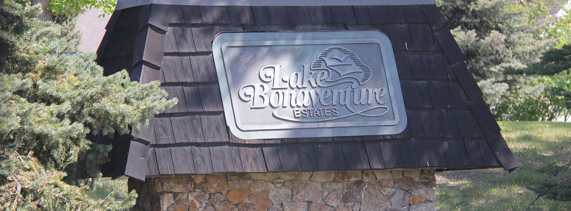 A sign that says Lake Bonaventure estates on it