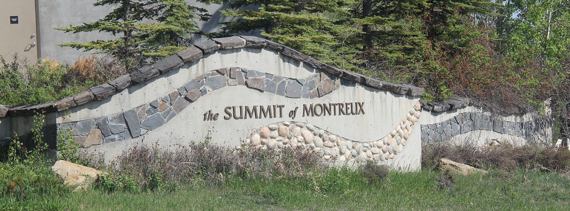 A sign that says summit of montreux on it