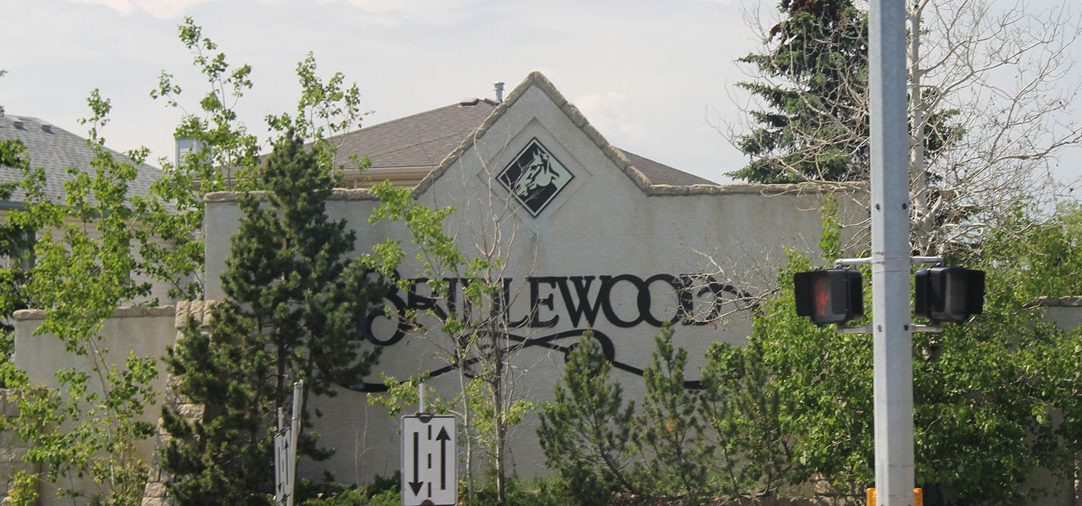 A building with a sign that says saddlewood on it