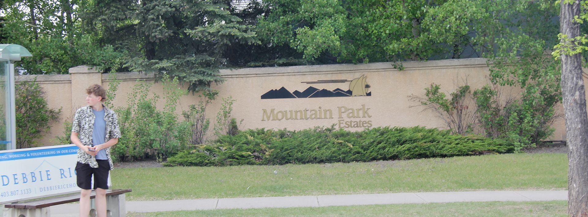 A sign that says Mountain park estates