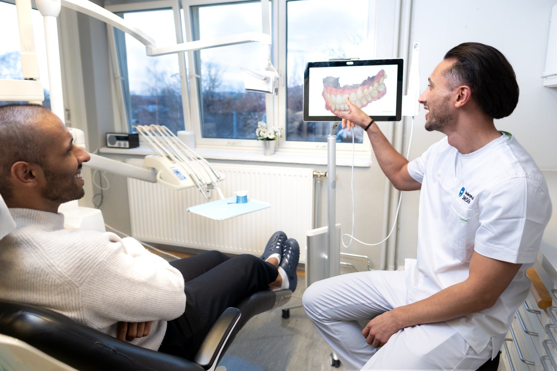 Tannlege som gjør akutt tannbehandling på tannlegevakt i Oslo