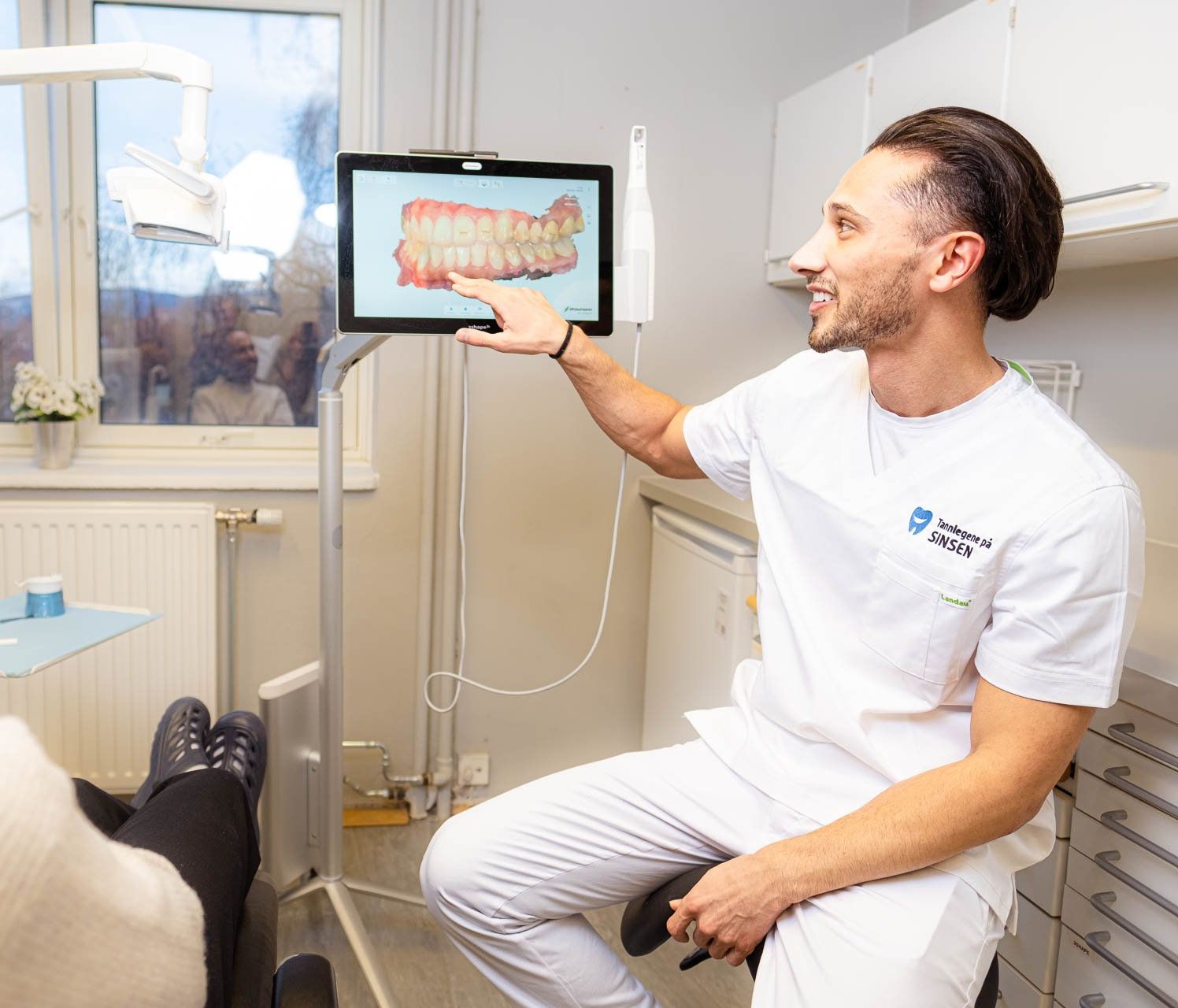 Tannlege som gjør invisalign i Oslo og tilbyr usynlig tannregulering. 