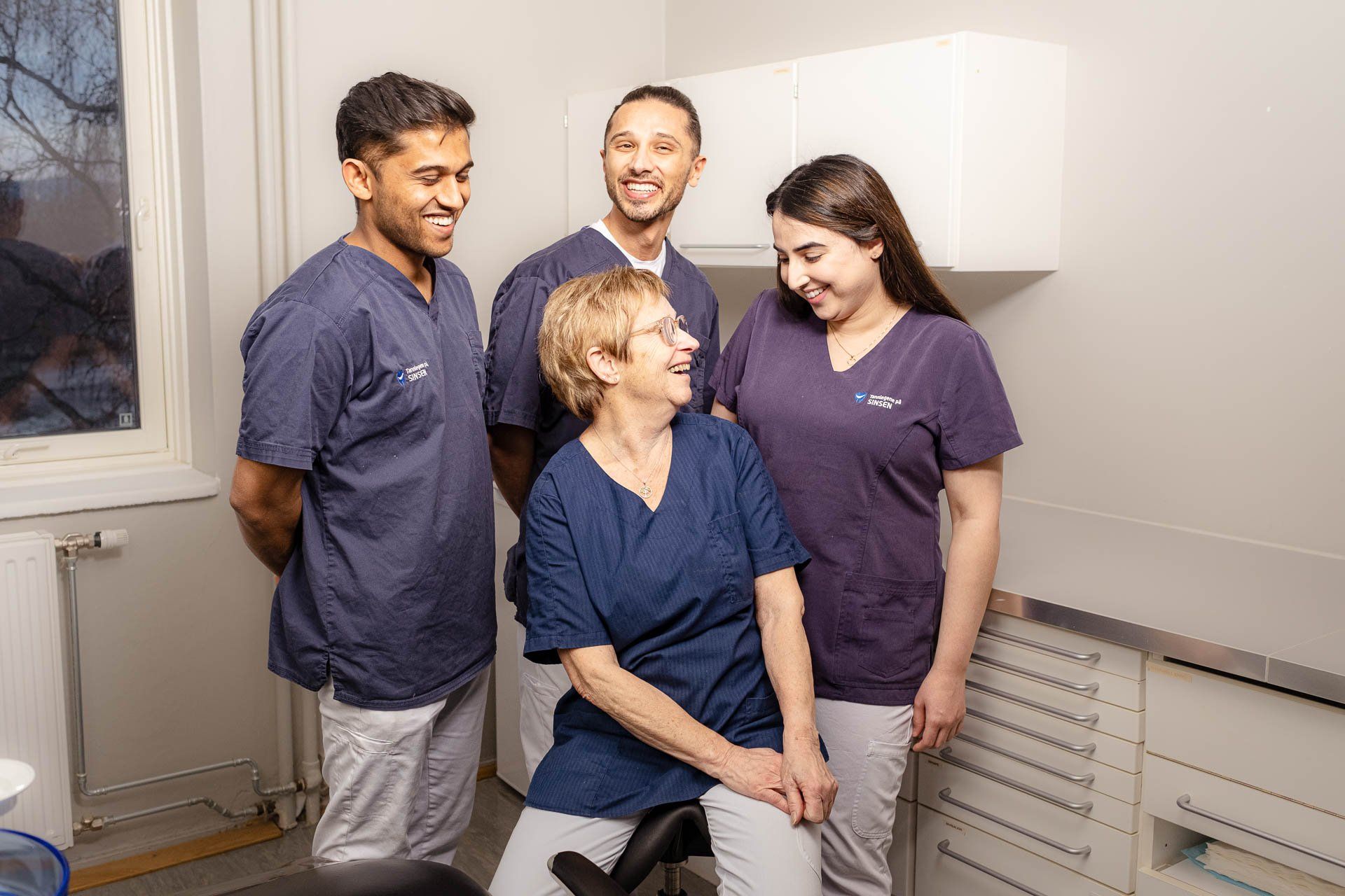 Tannlege Amrit og sekretær Sølvi smiler til hverandre mens de snakker om tannlegeskrekk