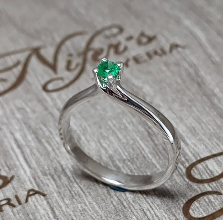 anillos con esmeralda