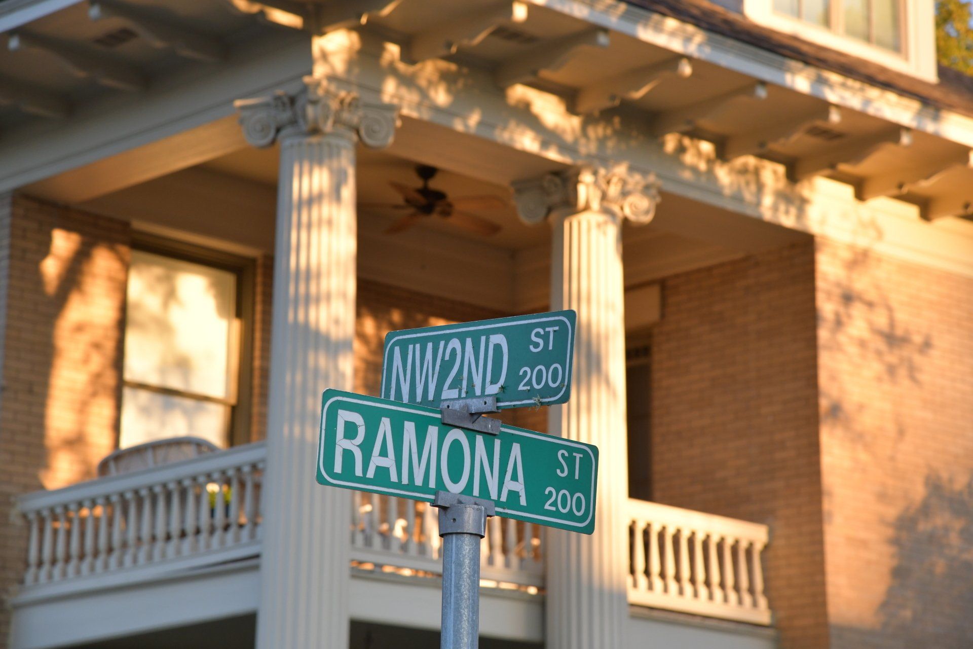 A street sign for nw2nd st and ramona st