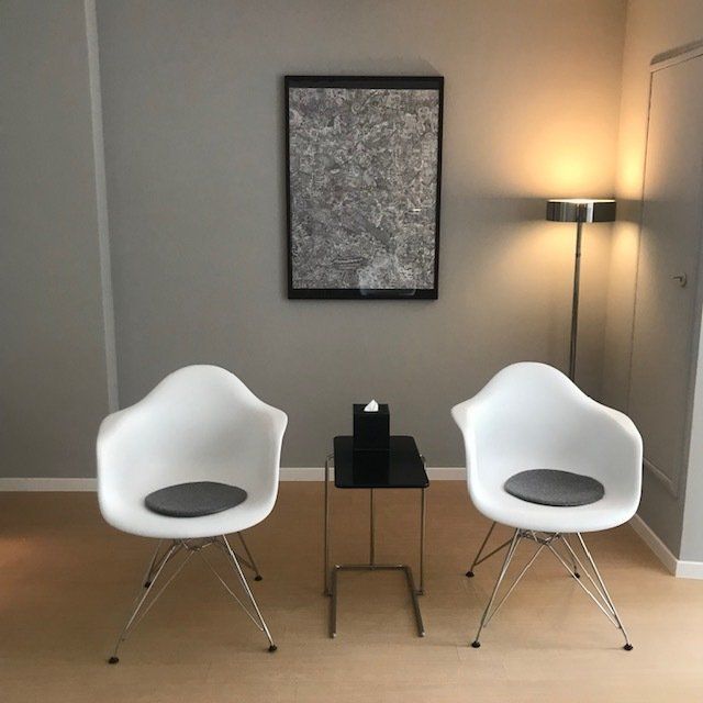 Ein Raum mit zwei Stühlen und einem kleinen Tisch