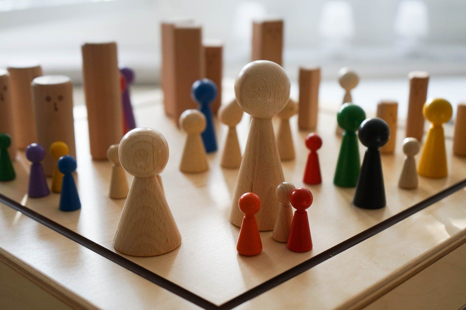 Ein Tisch mit einem Haufen Holzstücke darauf