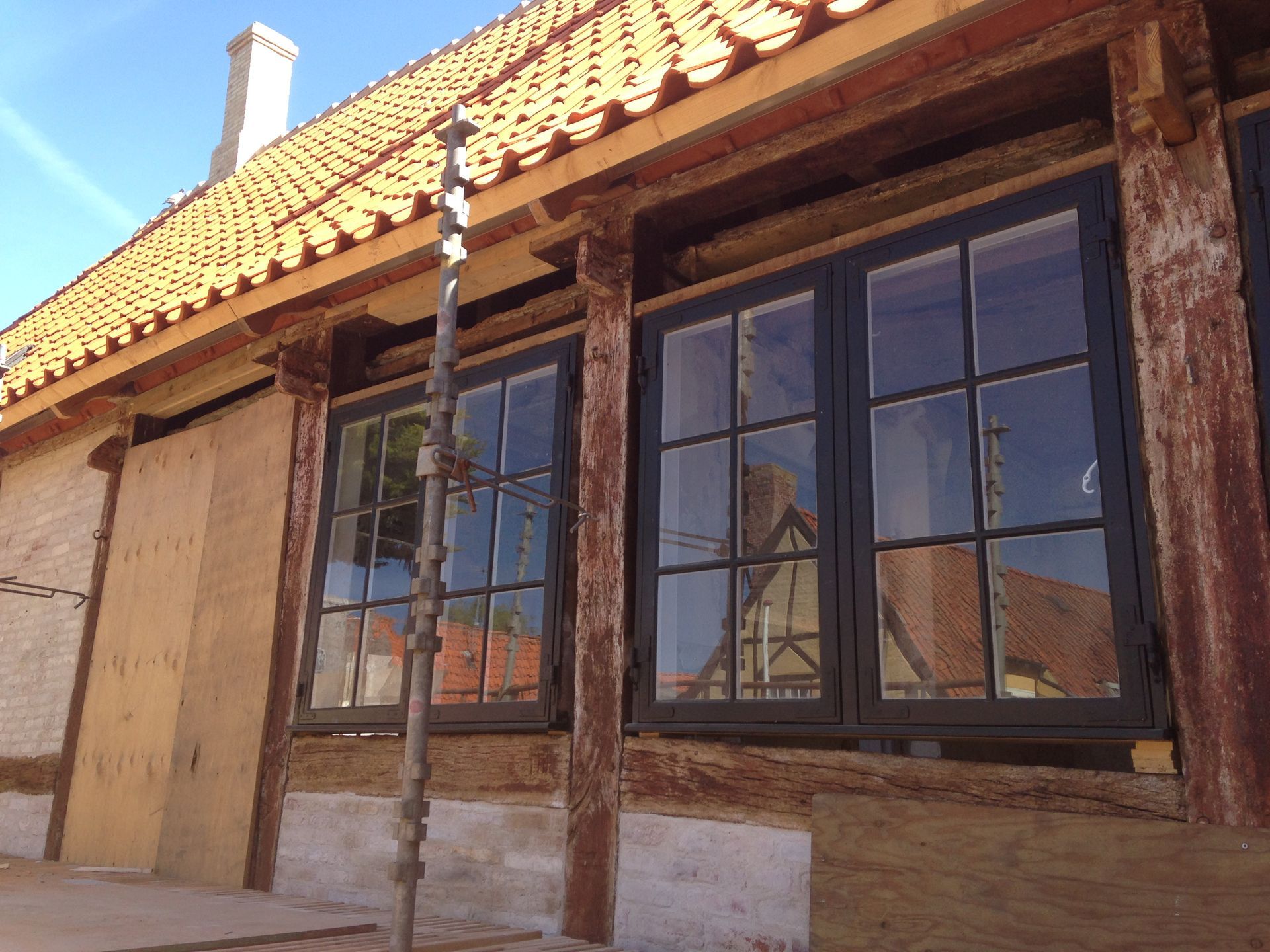 Foto af nyindsatte vinduer i gammelt bindingsværkshus