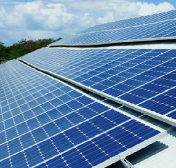 Instal·lació de panells solars fotovoltaics per a projectes d'energia renovable a Tarragona.