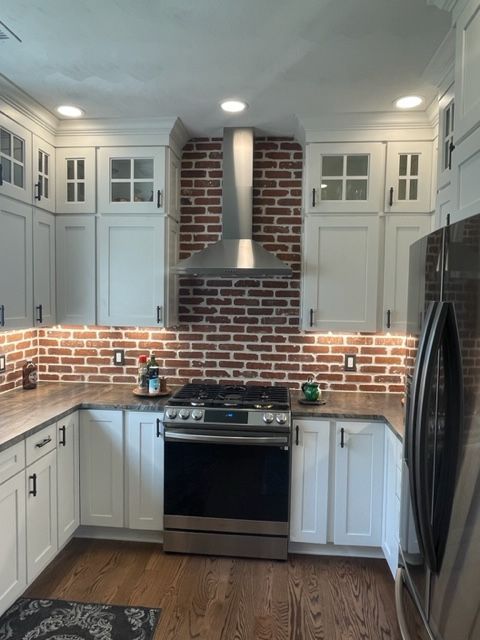 Kitchen with Tiling Backsplash — Virginia Beach, VA — Harbour View Kitchen, Bath, & Flooring