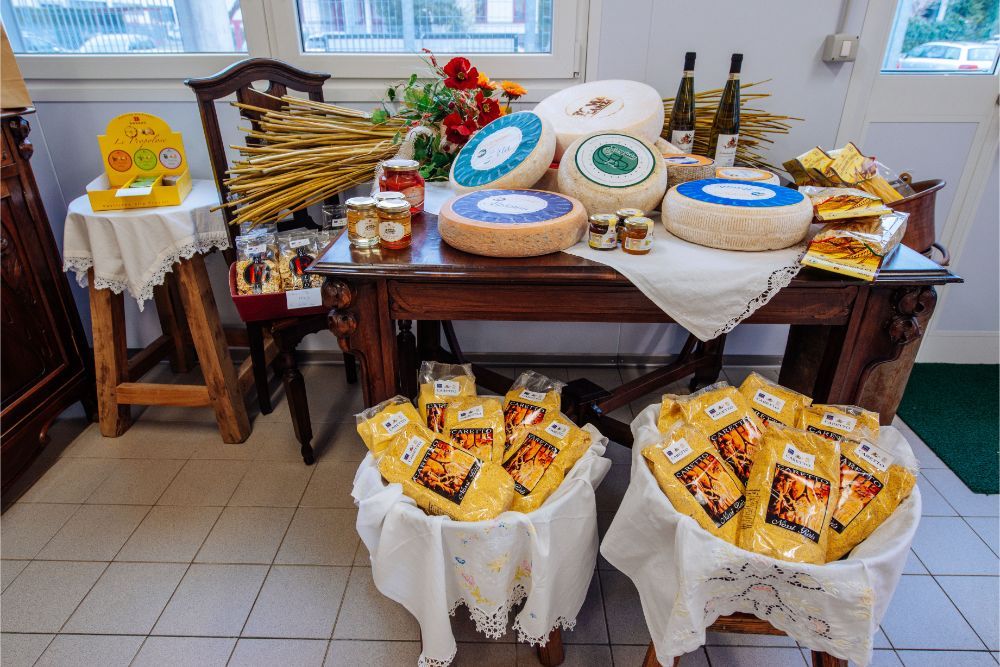 esposizione formaggi negozio