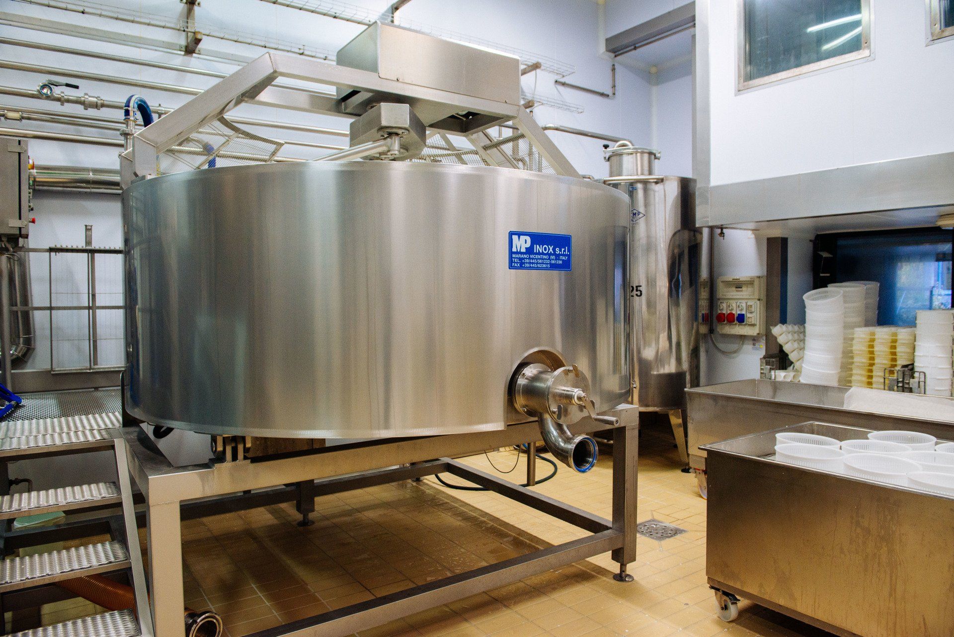 C'è una grande vasca in acciaio inossidabile al centro della stanza.