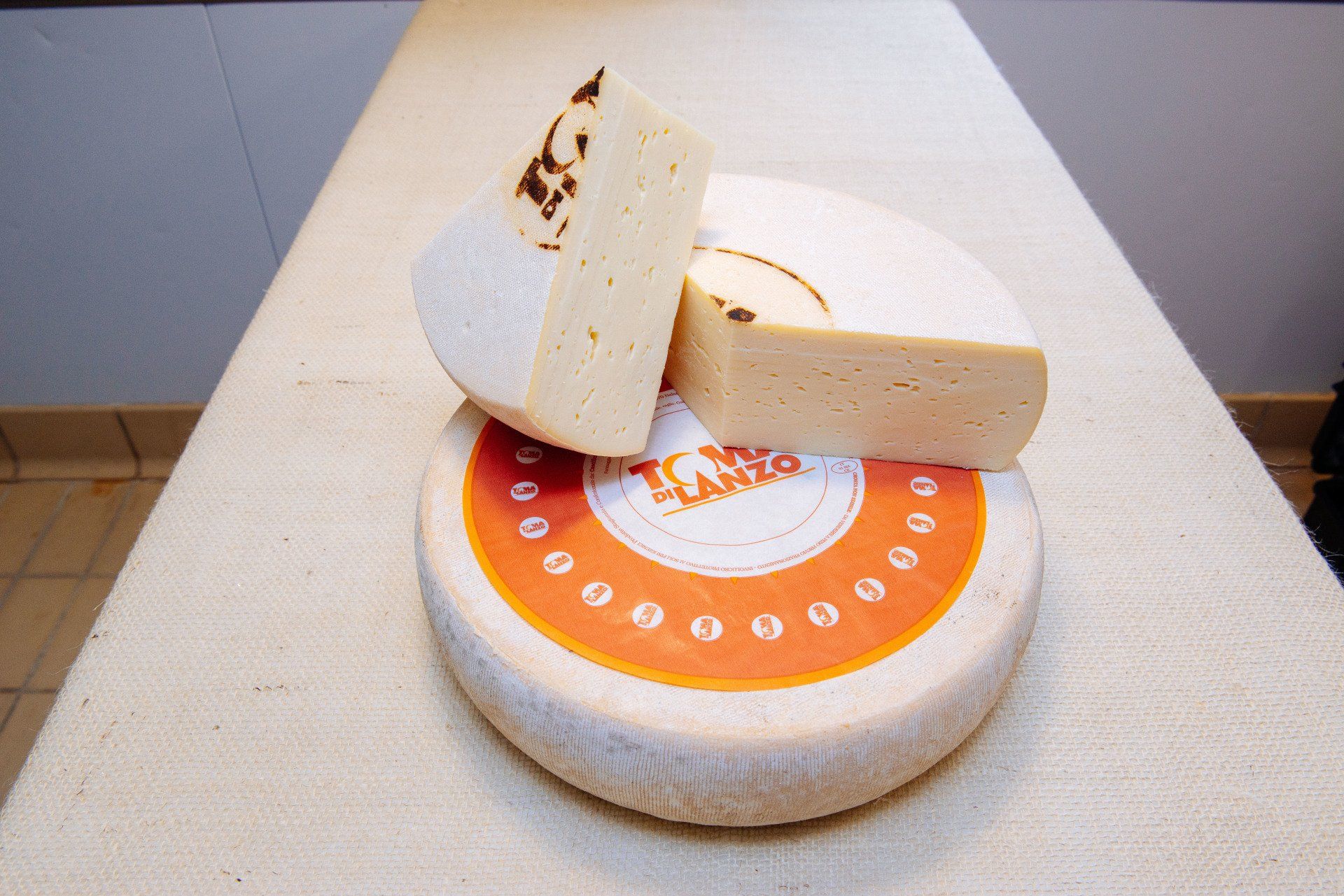 pezzi di formaggio a cubi