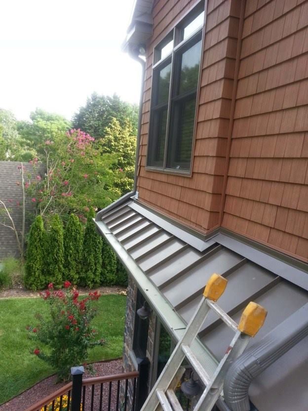 A ladder is sitting on the side of a house