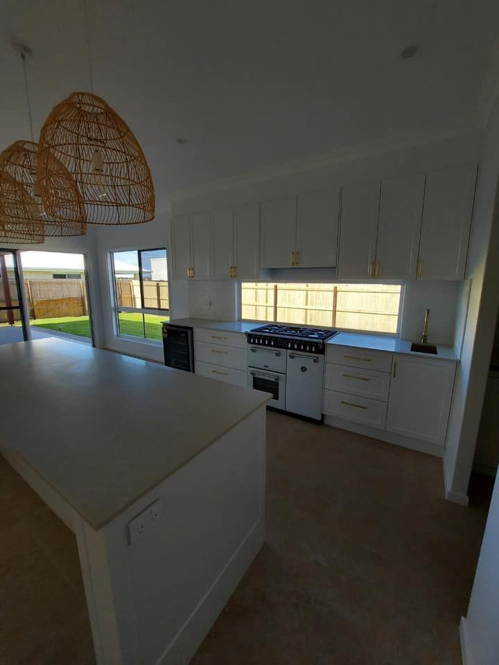 White Modern Kitchen Design — Formosa Building And Renovations in Kensington, QLD