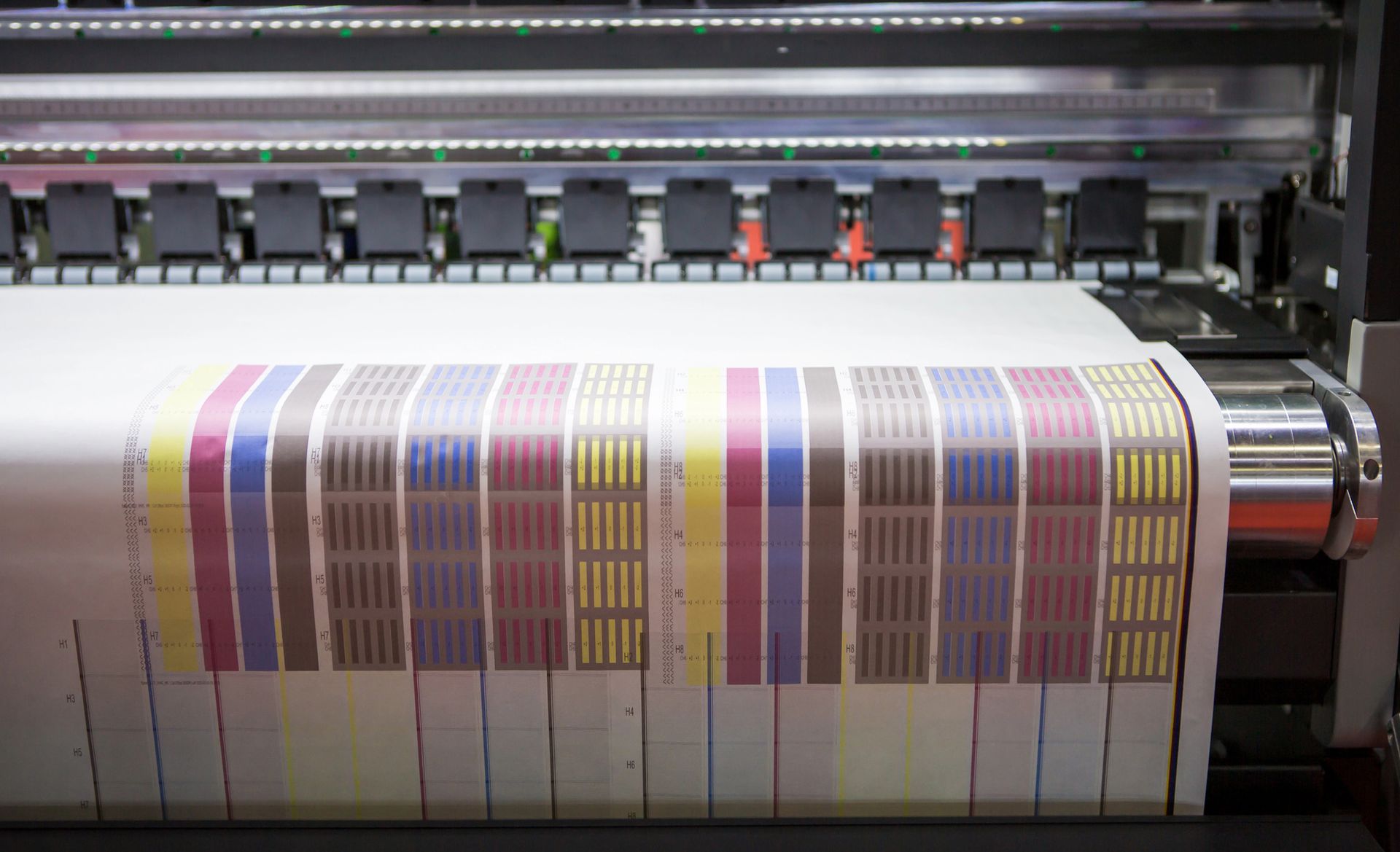 Stampante di grande formato che stampa strisce di prova a colori.