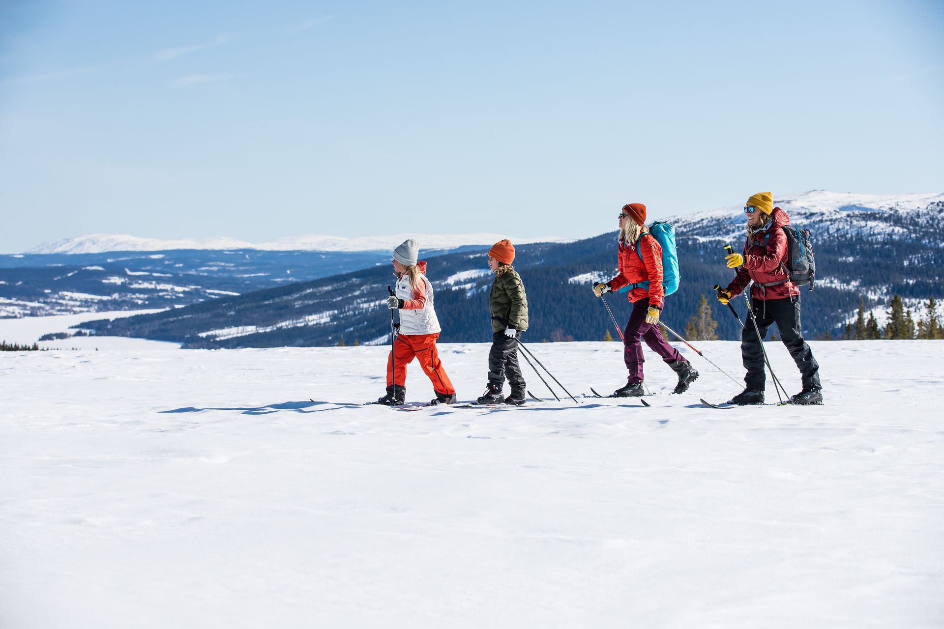 Miljöbild av familj i skidspår