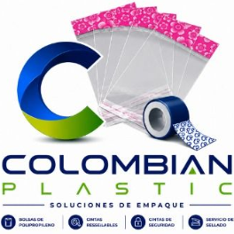 Logo de Colombián Plastic con etiquetas y rollo de empaque en azul, rosa y verde lima