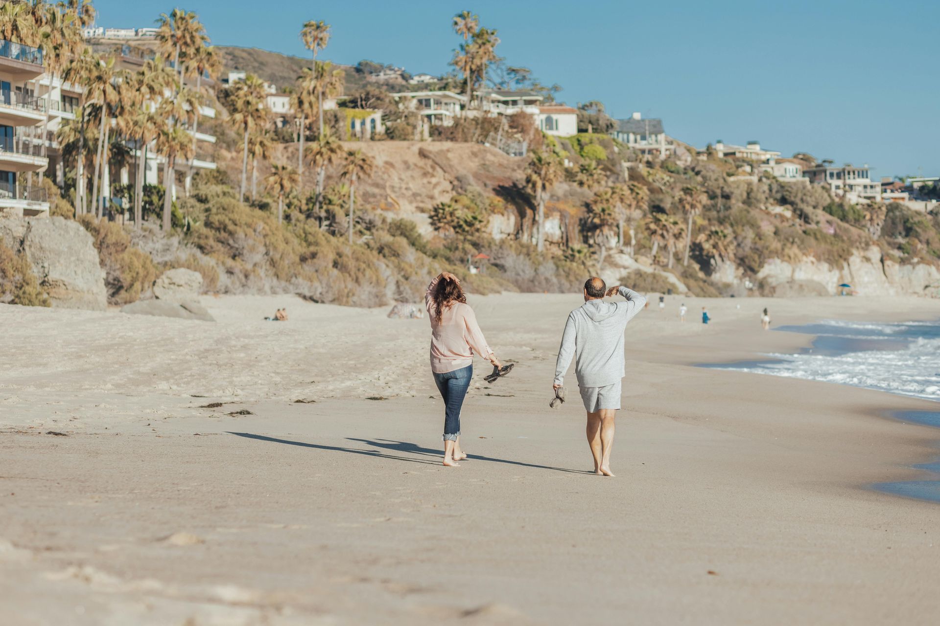 Couple enjoying a coastal sunset in retirement – Elevate Financial Planning Torquay”