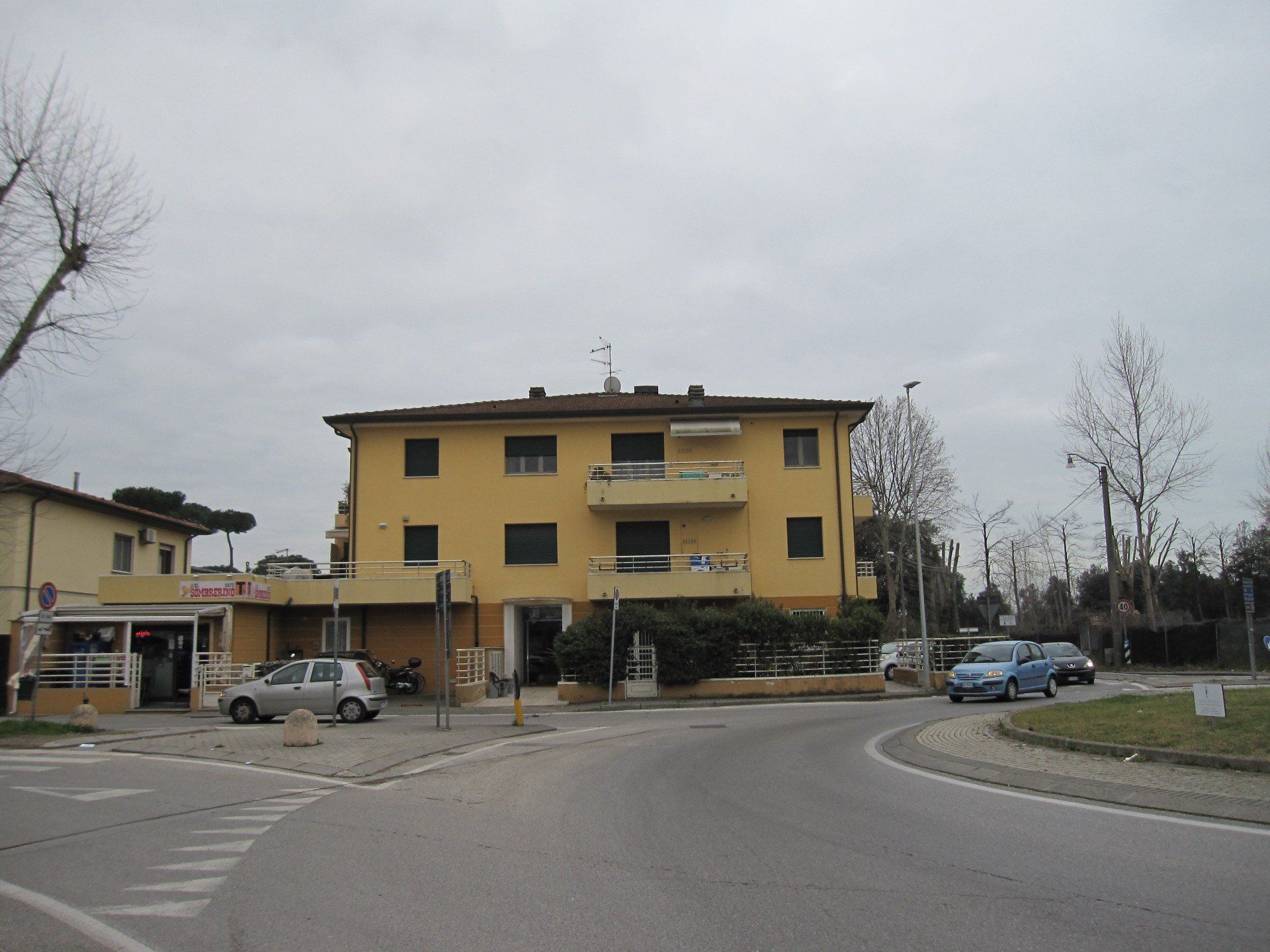 palazzina di due piani ristrutturata