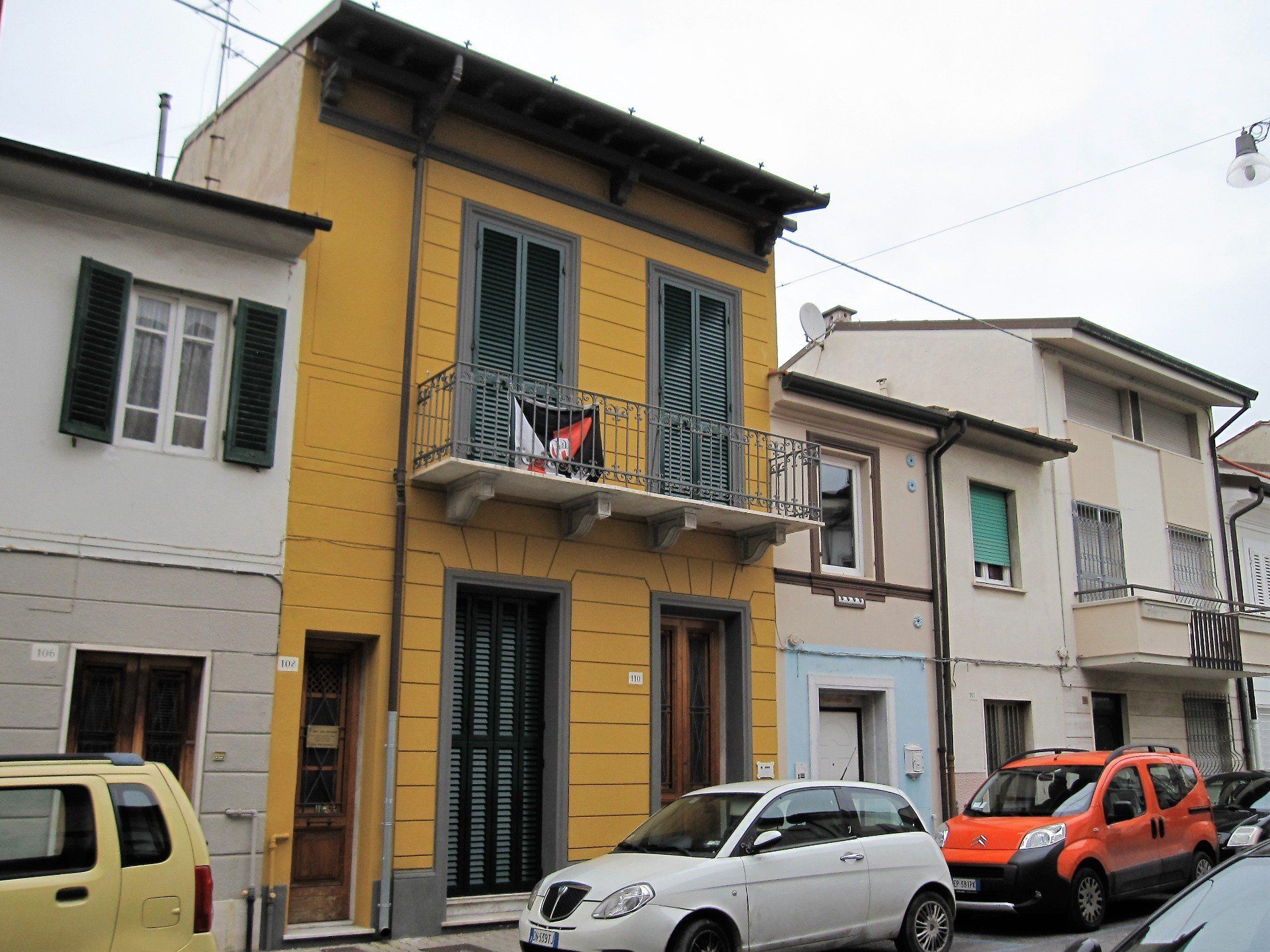 facciata gialla di un palazzo ristrutturata